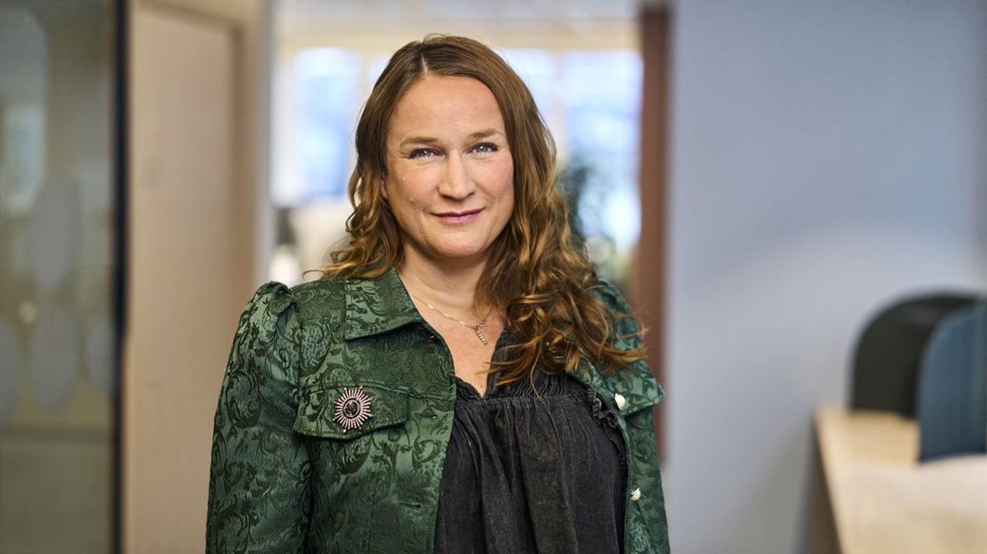 Bildet viser Ingvill Kvernmo i et kontorlandskap