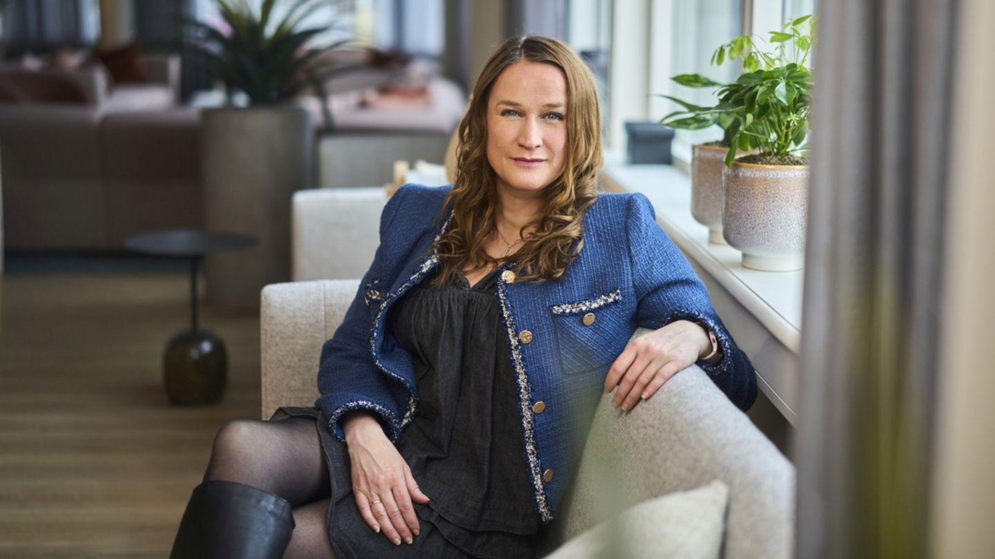 Bildet viser Ingvill Kvernmo som sitter i en sofa