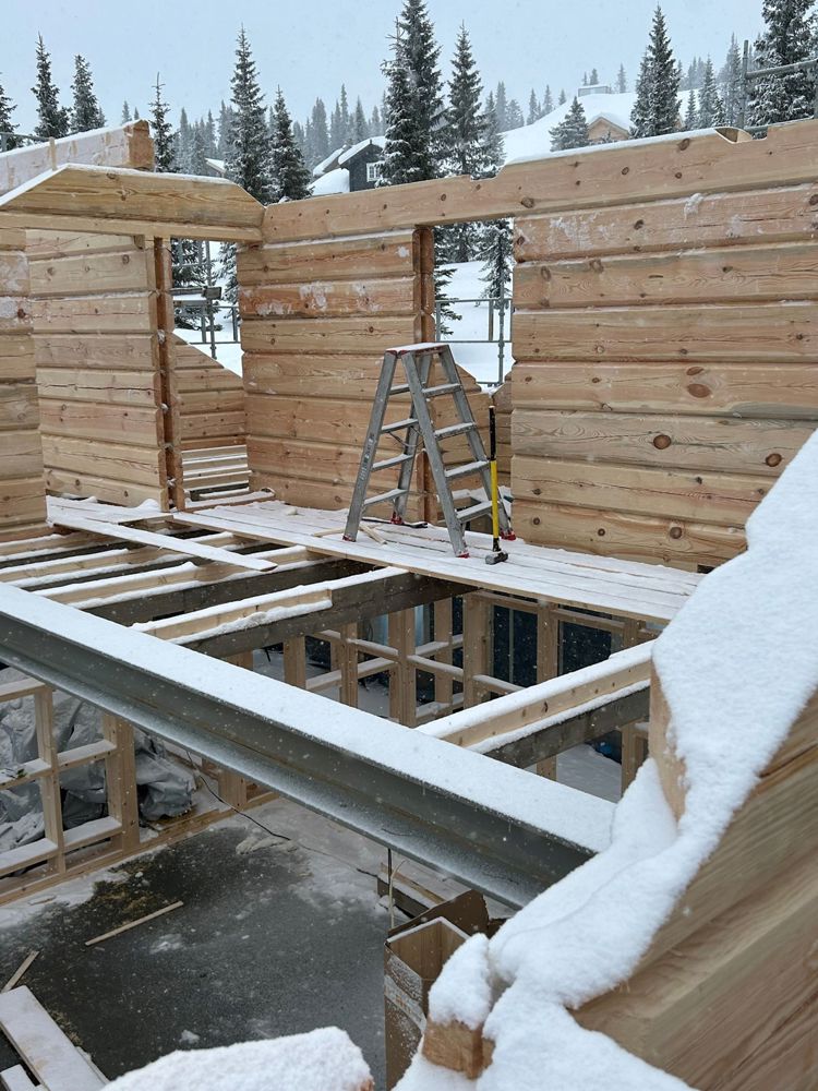 Fotografi av en gardintrapp plassert på noen løse planker med et betonggulv under