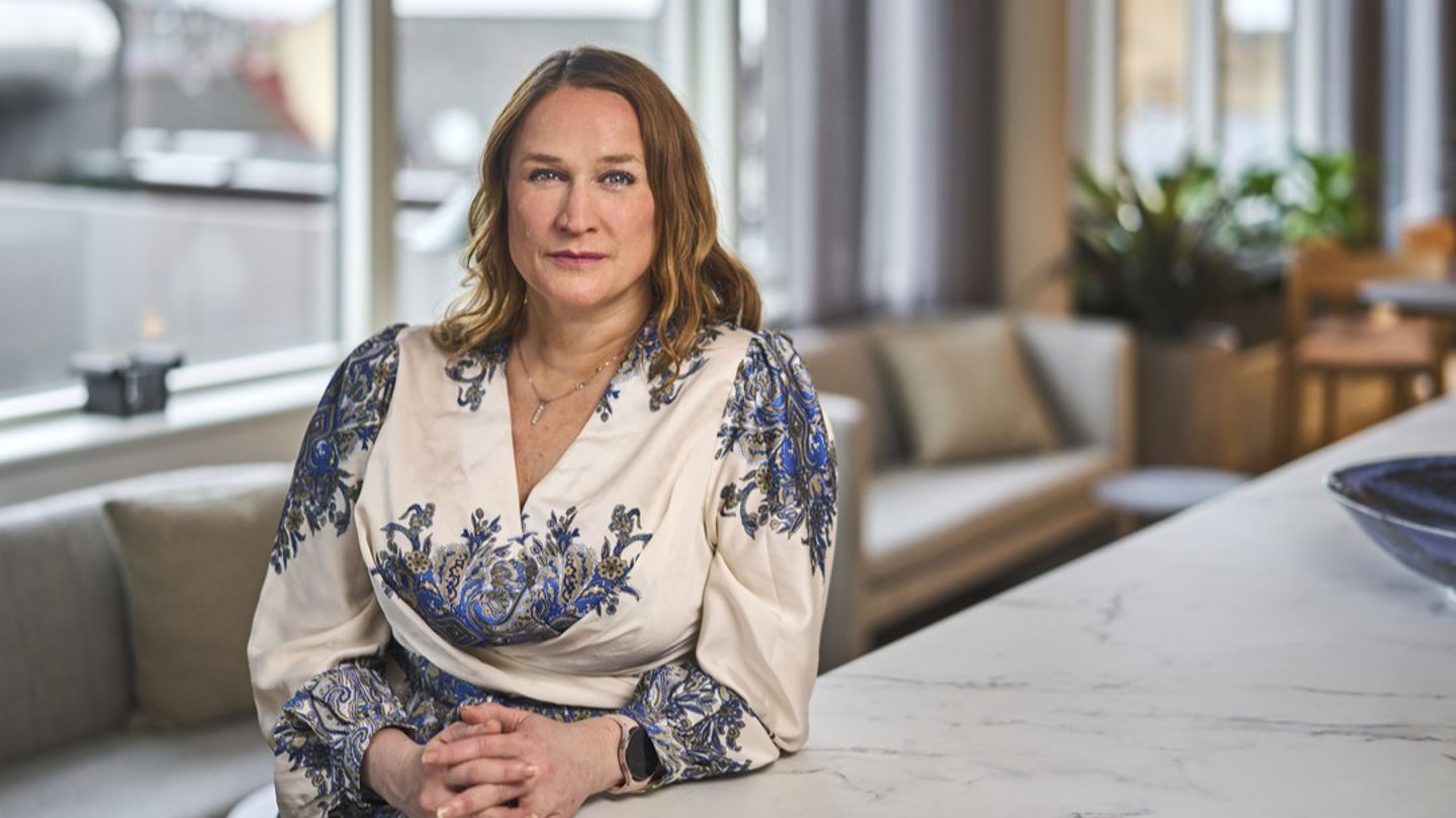 Bildet viser Arbeidstilsynets direktør, Ingvill Kvernmo, som sitter ved et bord. 