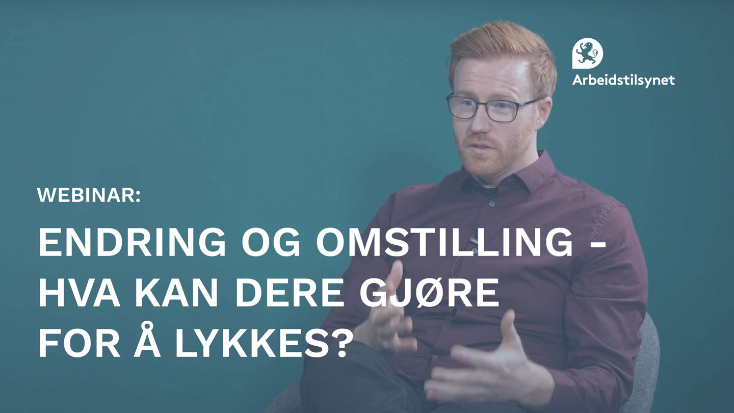 Bilde fra webinaret av Vegard Folldal. Han sitter i en stol og snakker engasjert med håndbevegelser med noen vi ikke ser.