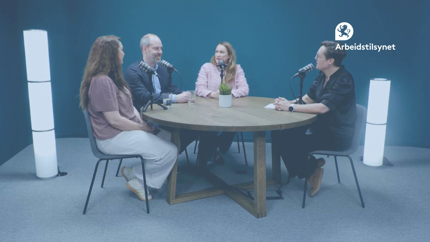Bilde fra webinaret av programleder Monica ved et rundt bord i samtale med sine tre gjester. Ole Magnus prater og smiler, de andre ser på ham.