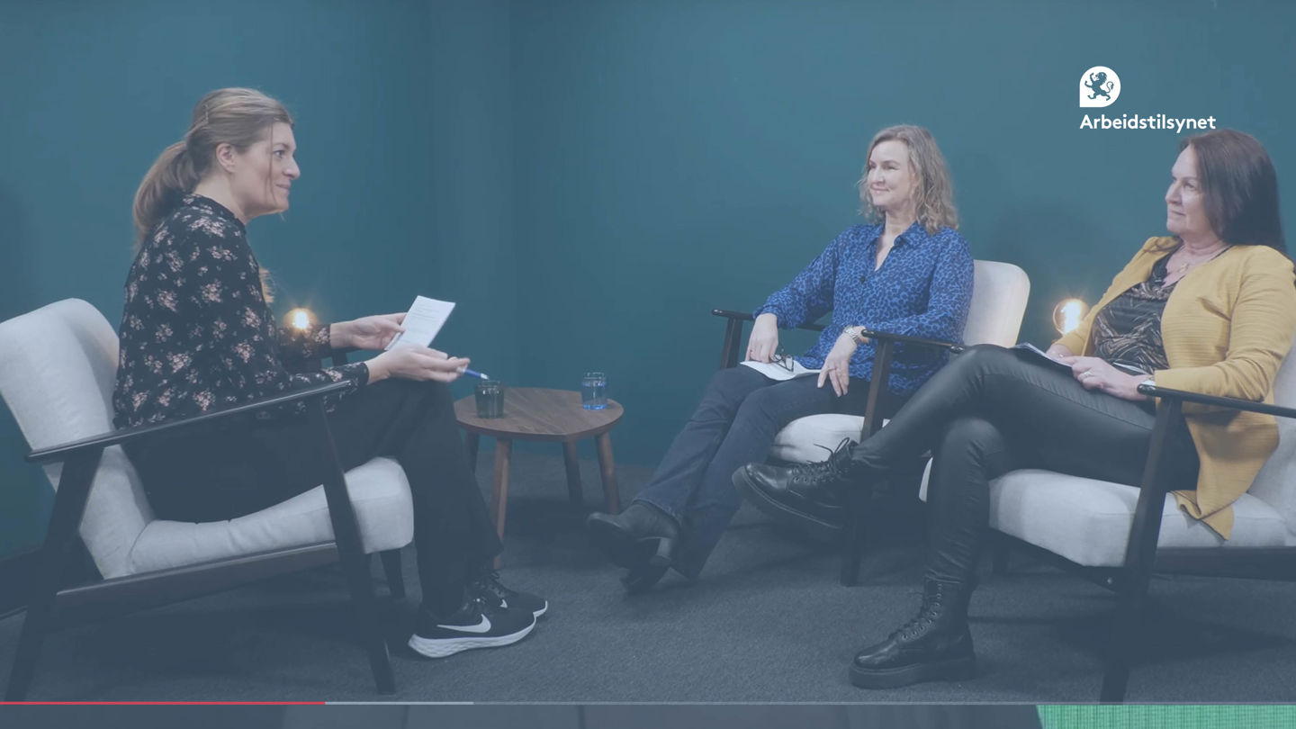 Bilde av deltakerne i studio. De sitter i hver sin stol og ser på hverandre og snakker.