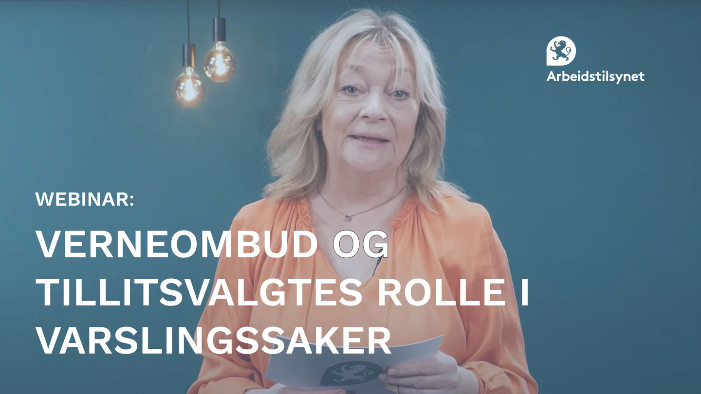Bilde fra webinaret av programleder Marit. Hun ser rett i kamera og snakker.