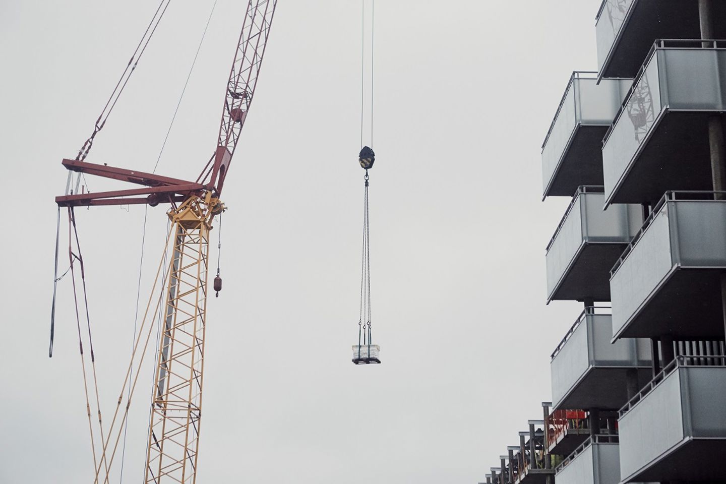 Bildet viser ei kran på en byggeplass.