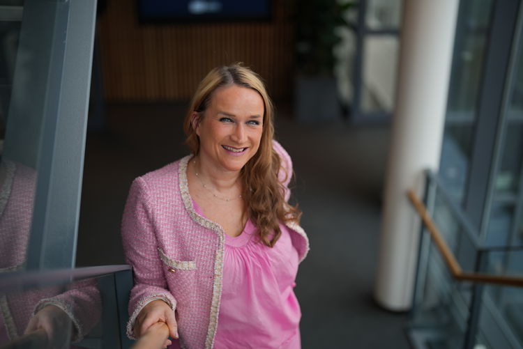Direktør i Arbeidstilsynet Ingvill Kvernmo står i en trapp 