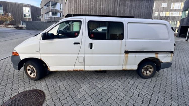 Bilde av en varebil fra siden.