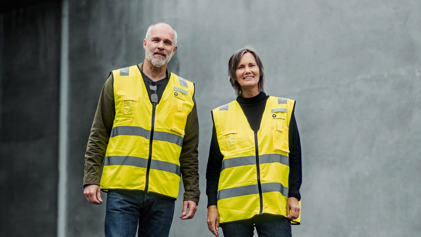Bildet viser en mann og en kvinne i gule vester.
