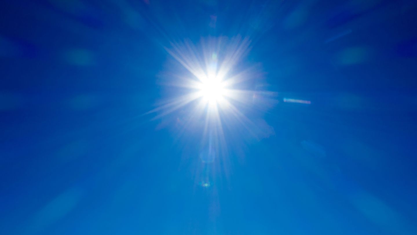 Bildet viser sol på blå himmel.