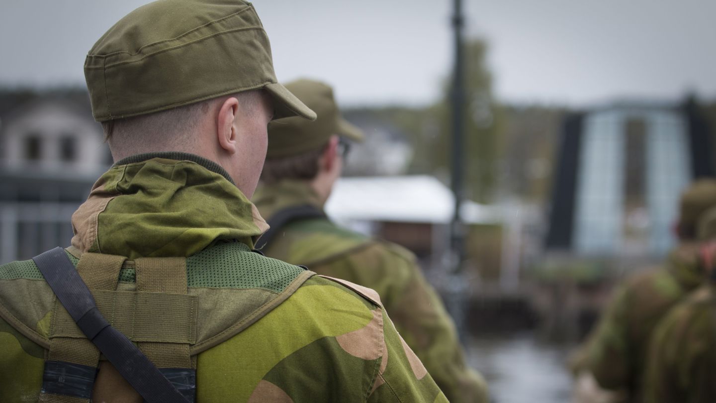 Bildet viser en mann i militær uniform bakfra.